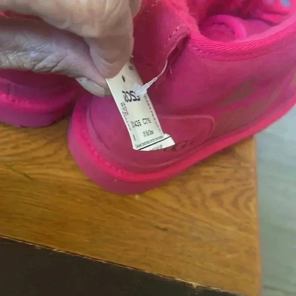 UGG neumel scatter